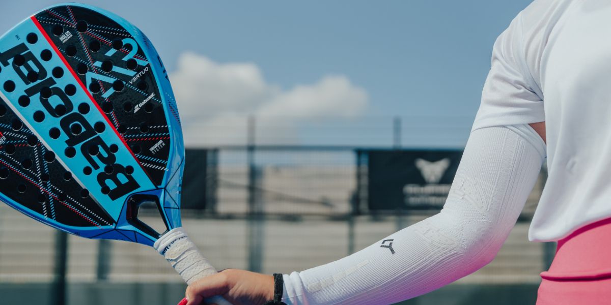 Floky padel sleeve wit met een padel racket in hand
